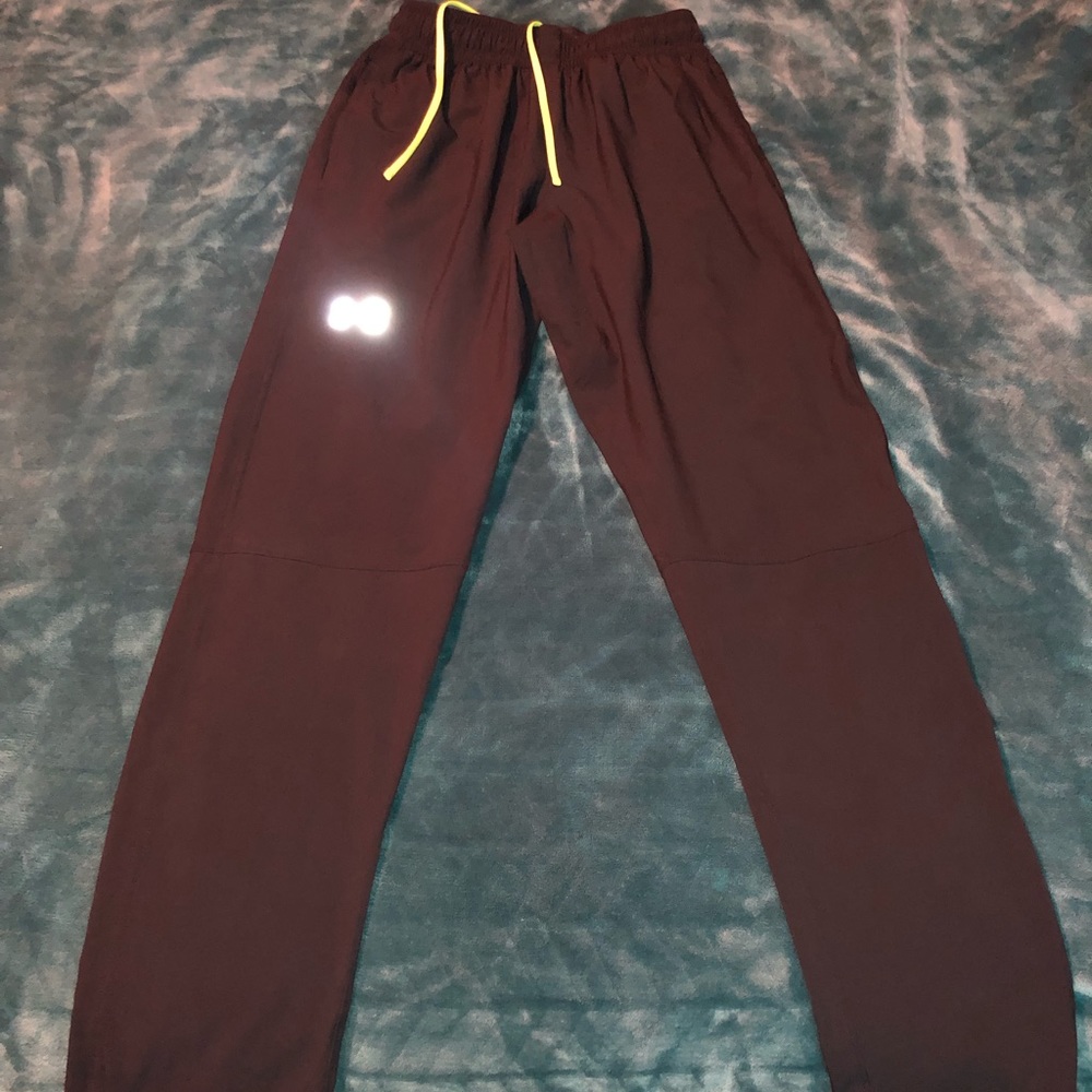 Men’s small fitted Under Armour workout pants.